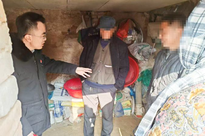 02.承办法官在大棚内给双方做调解工作